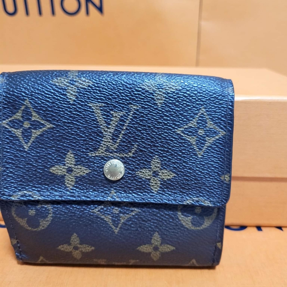 LOUIS VUITTON SHORT WALLET